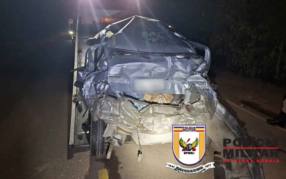 Avós e netos ficam feridos em acidente entre carro e caminhão na MG-167, em Três Pontas, MG — Foto: Polícia Militar Rodoviária