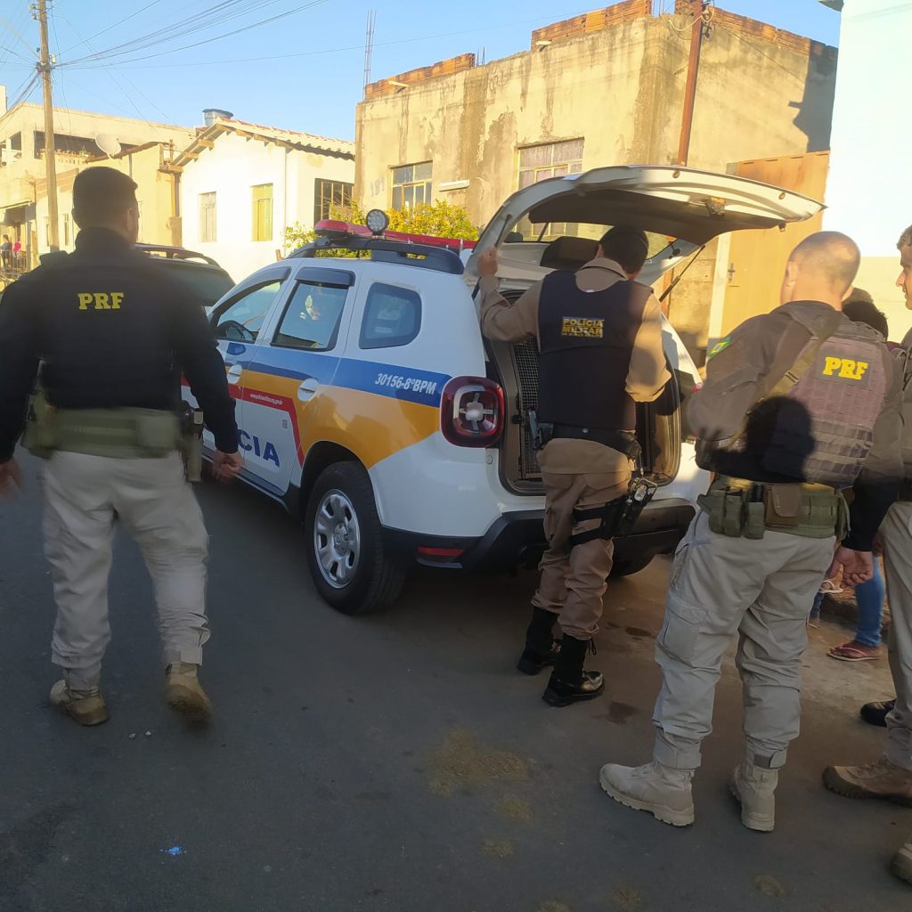 Quatro homens foram detidos e um menor apreendido. (PRF)